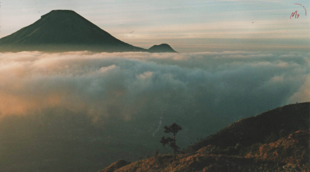 l'alba sull'altopiano di Dieng a Java - Indonesia