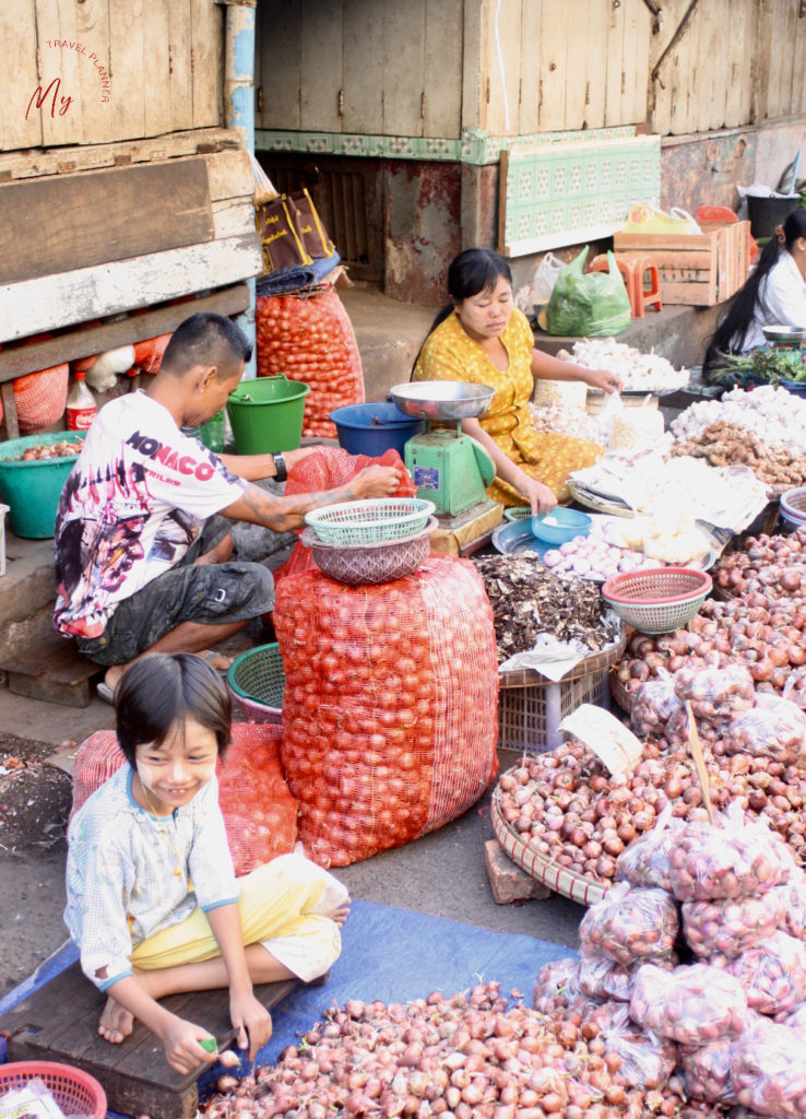 Famiglia birmana al mercato del mattino a yangon