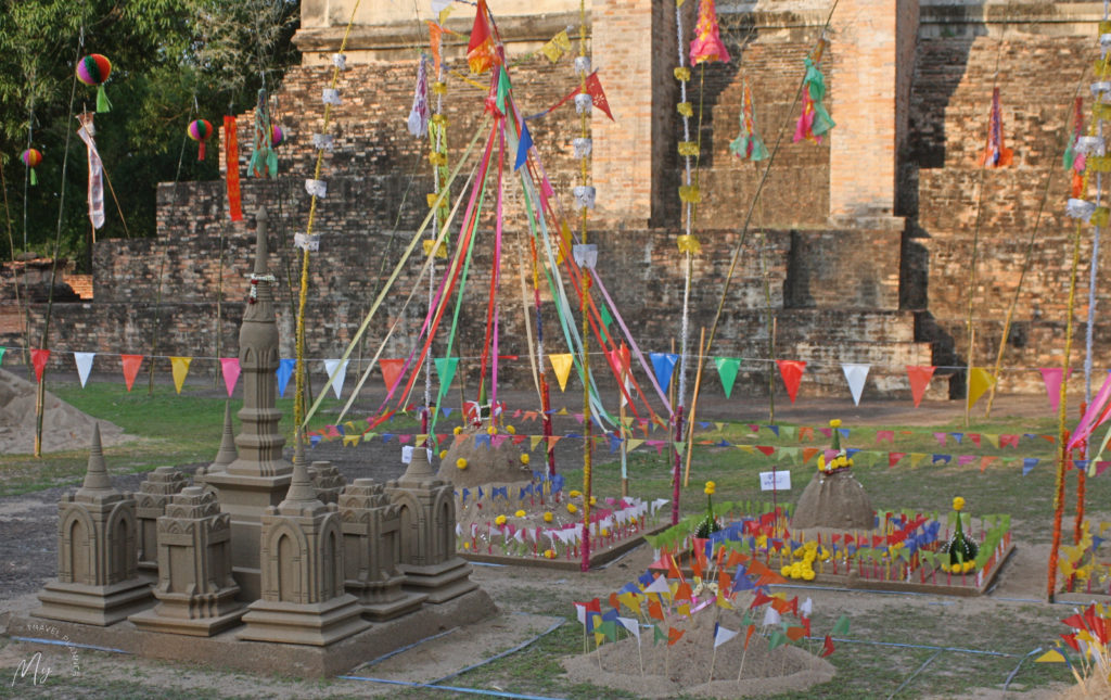 Pagode di sabbia per il Songkran