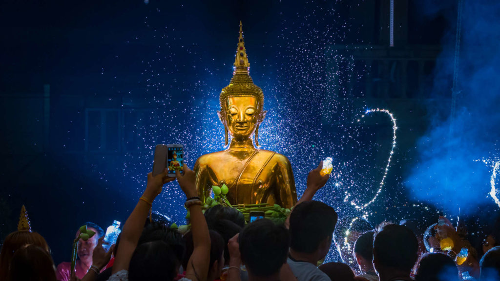 la statua del Buddha portata in processione