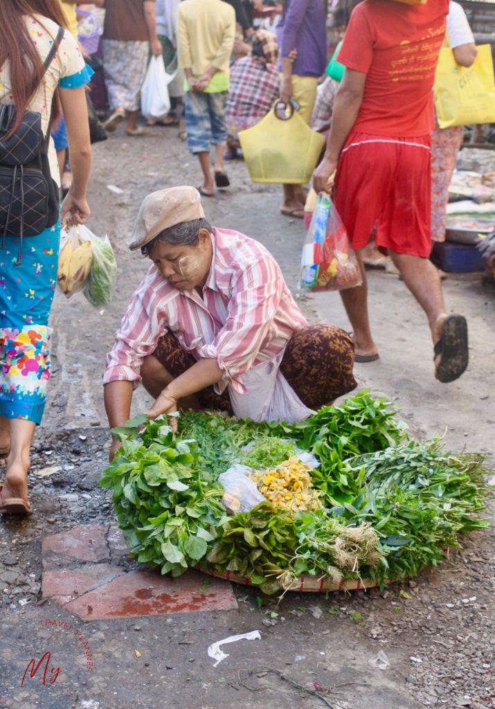 venditrice di verdura al mercato in Myanmar