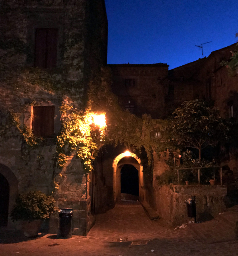 Civita di Bagnoregio di notte