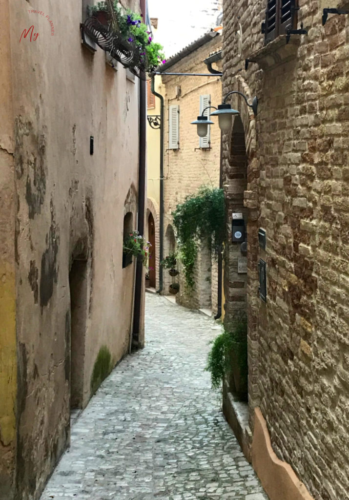 Vicolo stretto a Grottammare