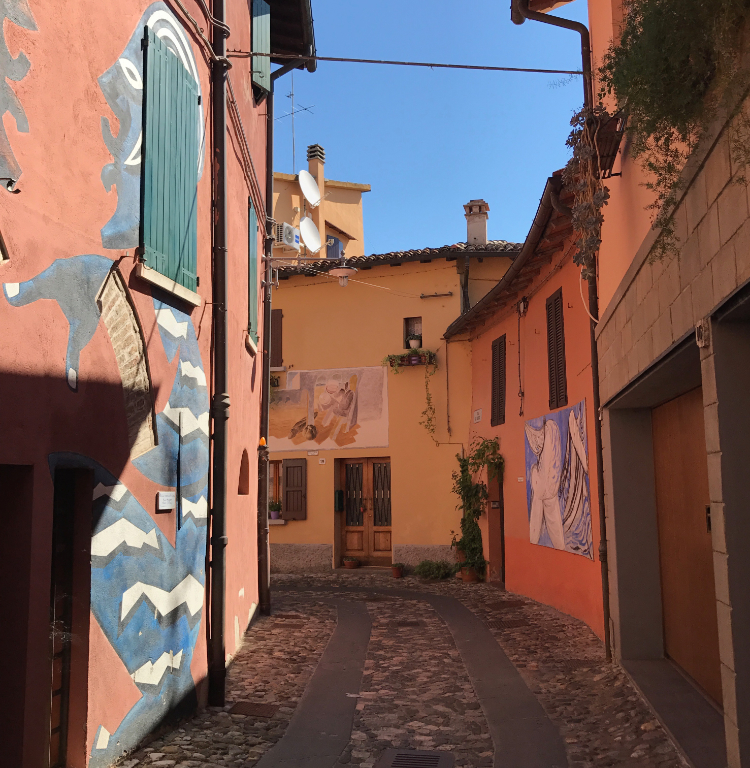 Murales di Dozza: Two woman chatting a Dozza