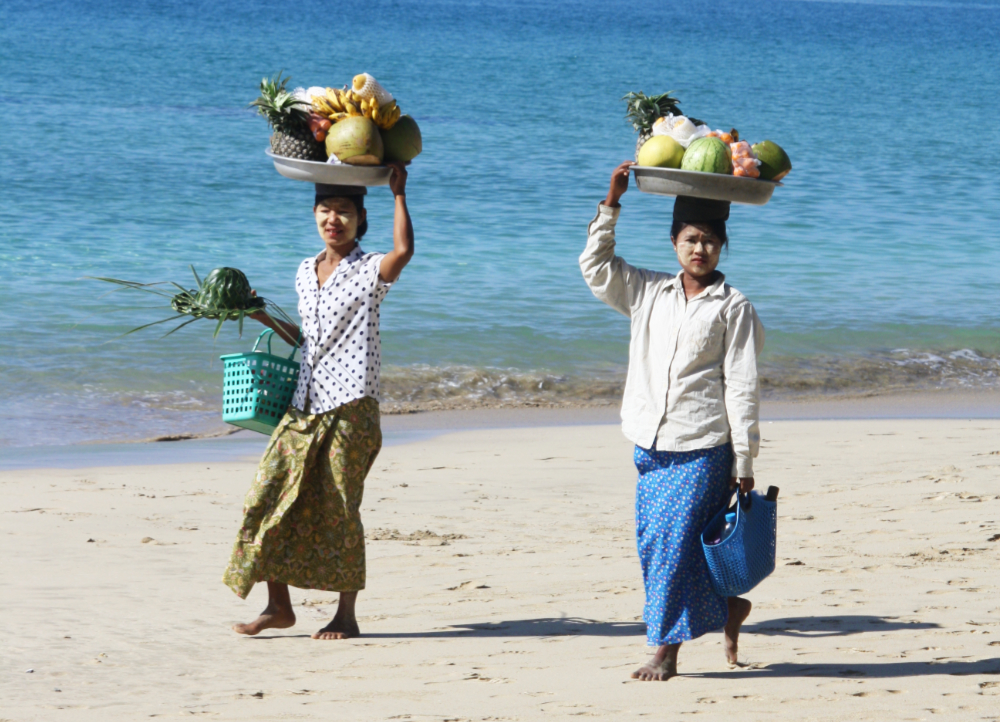 venditrici di frutta a Ngapali Beach