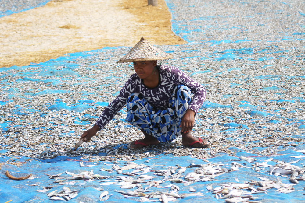 donna birmana a Ngapali Beach