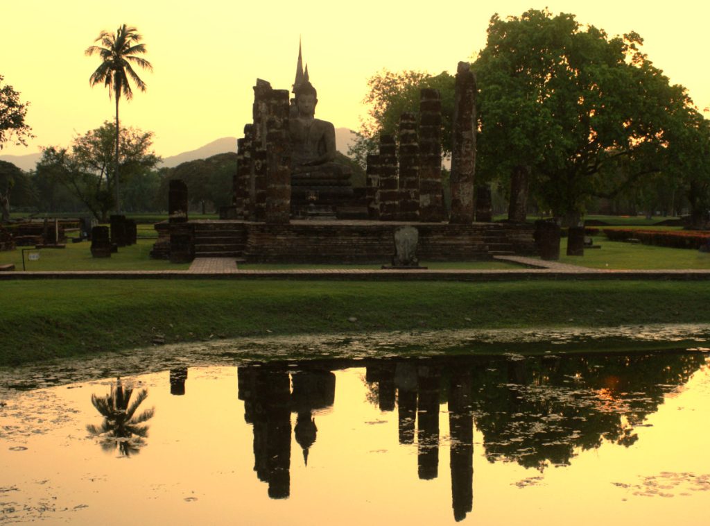 tramonto nel parco di Sukhothai