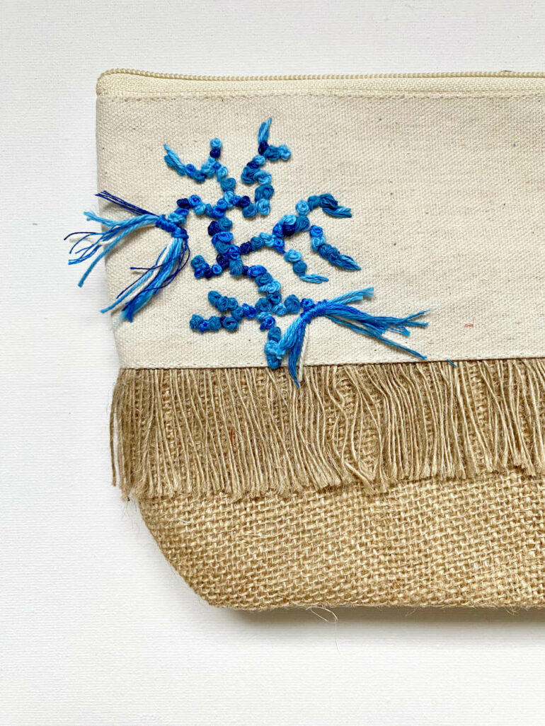 pochette corallo dettaglio ricamo