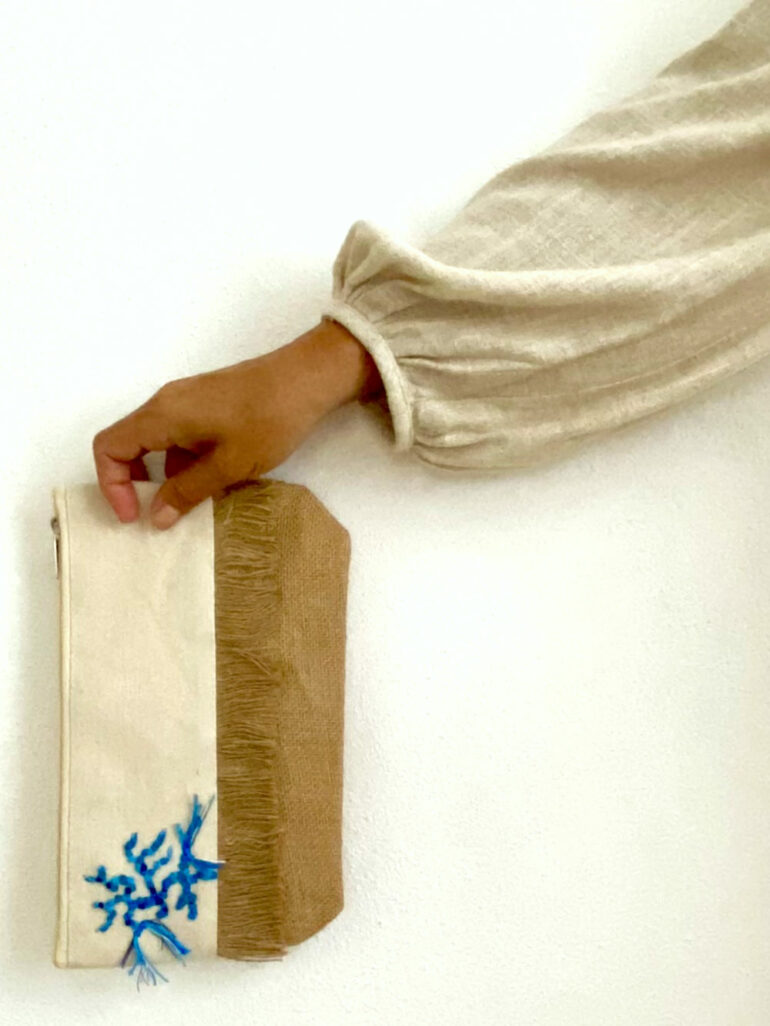 pochette corallo ricamata a mano