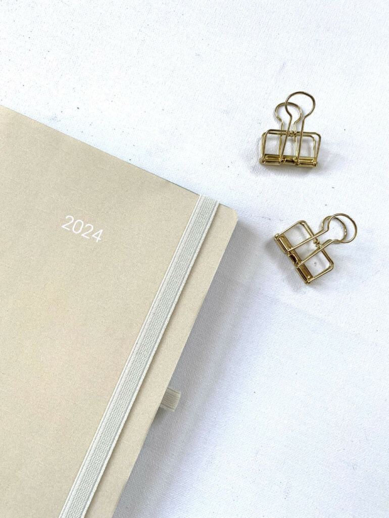 partcolare copertina agenda 2024