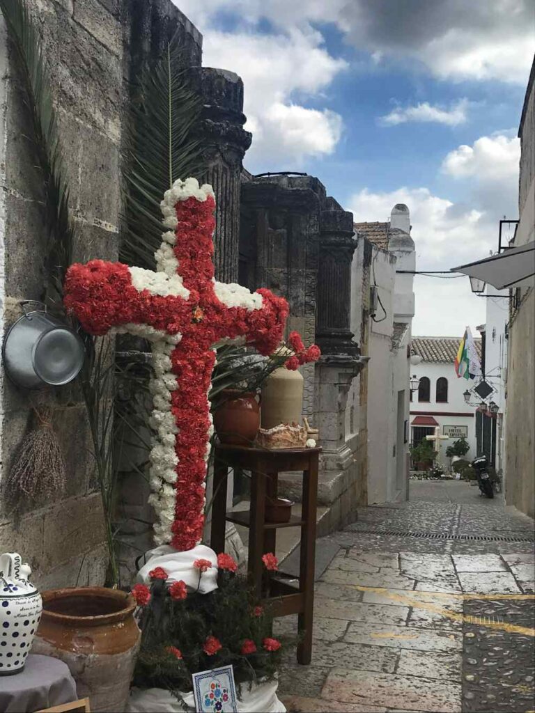 una delle croci decorate della festa cruces de mayo a Arcos de la frontera