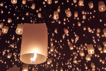 lancio delle lanterne per il Loi Krathong in Thailandia chiang Mai