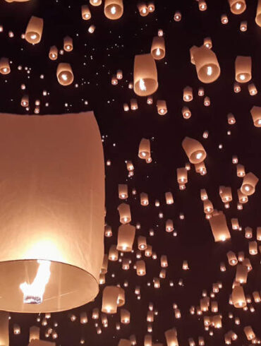 lancio delle lanterne per il Loi Krathong in Thailandia chiang Mai