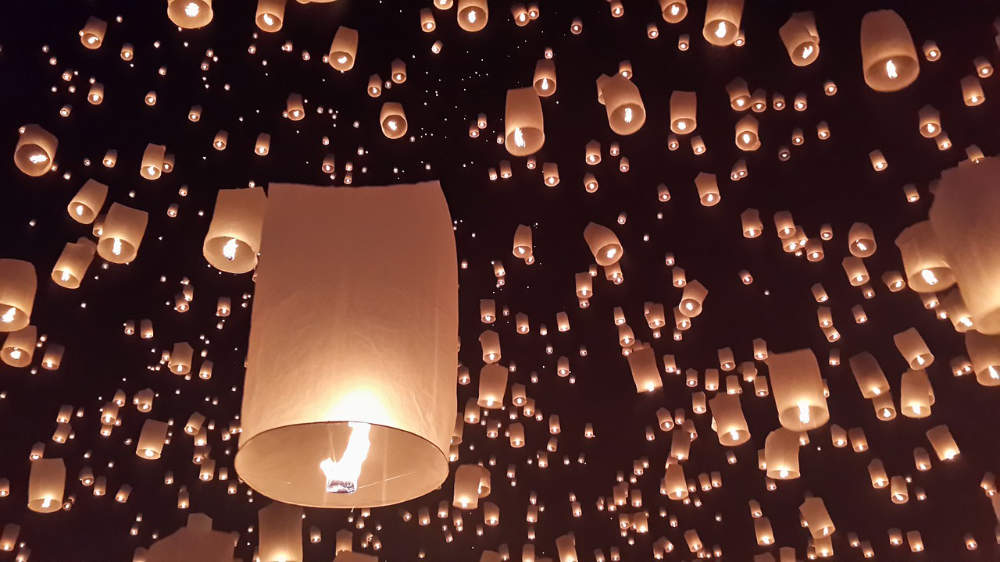 lancio delle lanterne per il Loi Krathong in Thailandia chiang Mai