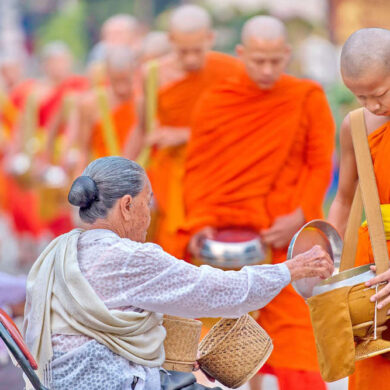 macha Bucha offerte ai monaci